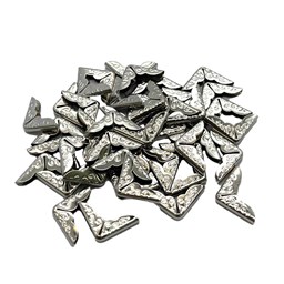 گوشه کیف نقرهای طرح دار طول 14 میلیمتر بسته 100 عددی (5±) گوشه کیف نقرهای طرح دار طول 14 میلیمتر بسته 100 عددی (5±)